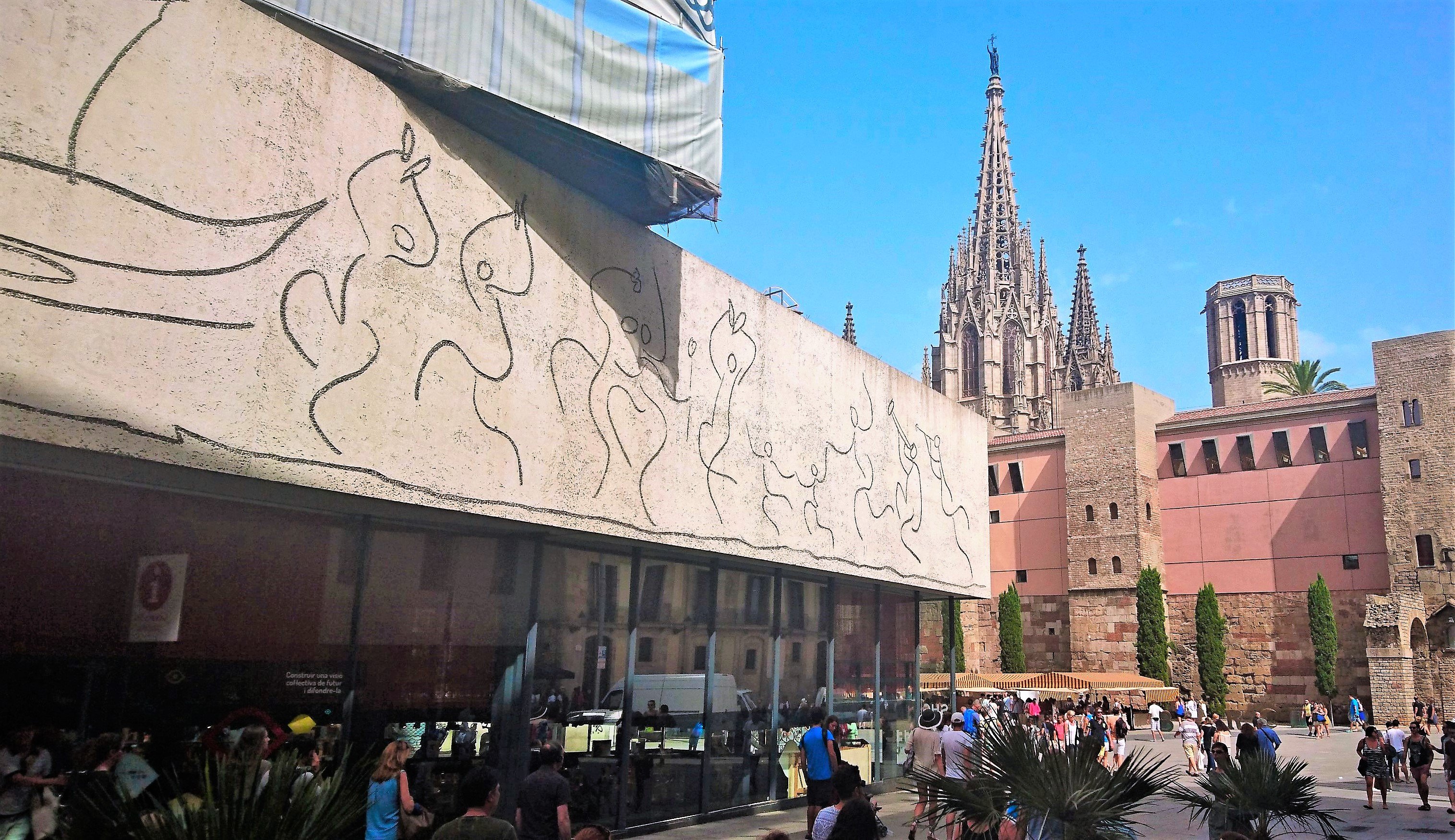 Picasso og Carlj Nesjar i Barcelona med katedralen i bakgrunnen.
